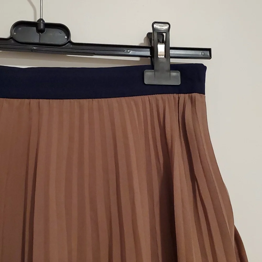 FOREVER 21 tan beige and navy pleated skirt lined Med.